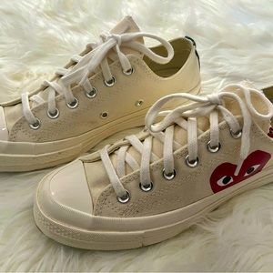 Comme des Garçon Play Converse Chucks in Beige/Milk